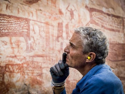 Carlos Castaño-Uribe observa las pinturas de Chiribiquete.