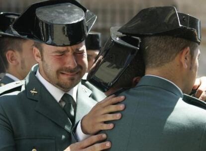 Compañeros de los dos guardias civiles asesinados el jueves en Palmanova (Mallorca) lloran durante el funeral.