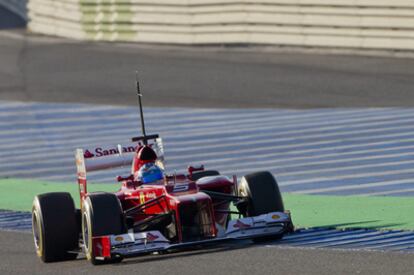 El piloto español Fernando Alonso al volante del Ferrari F2012 durante los entrenamientos de hoy en el Circuito de Jerez.