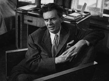 El escritor inglés Aldous Huxley, durante una entrevista para la revista británica 'Picture Post' en Londres, en 1948.
