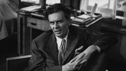 El escritor inglés Aldous Huxley, durante una entrevista para la revista británica 'Picture Post' en Londres, en 1948.