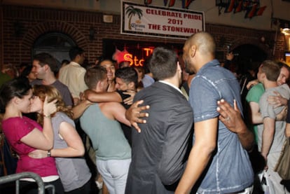 Decenas de personas celebraron la aprobación del matrimonio gay frente al mítico local Stonewall de Nueva York.