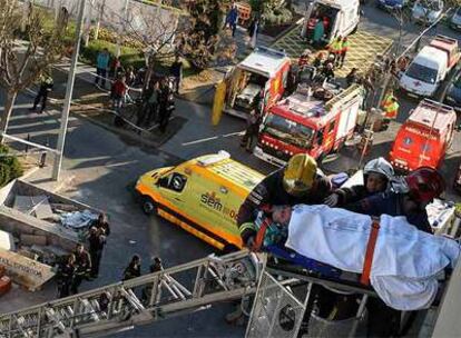 Un paciente del hospital Germans Trias i Pujol de Badalona, evacuado por los bomberos por el incendio en el edificio.