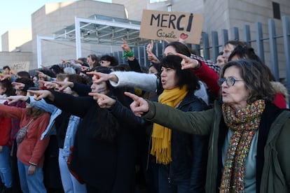 Un grupo de mujeres muestran su apoyo a Gisele Pelicot en las puertas de los juzgados de Aviñón, este miércoles.