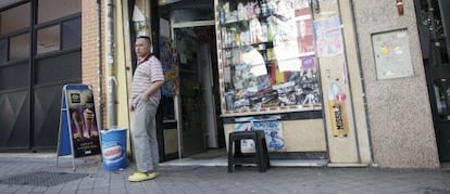 El padre de la niña china secuestrada delante de su tienda.