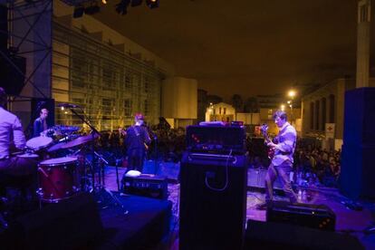 Lonelady en la actuaci&oacute;n en la plaza del &Agrave;ngels.