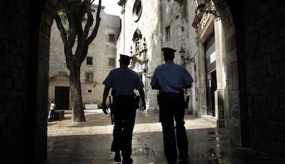 Dos mossos patrullan por el barrio barcelon&eacute;s de Ciutat Vella.