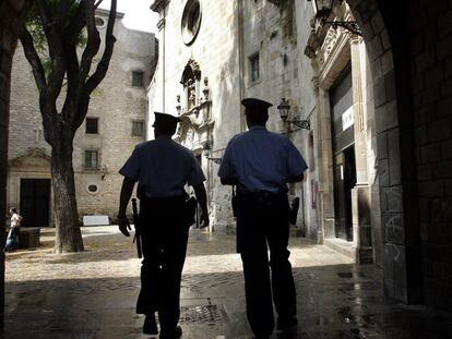 Dos mossos patrullen pel barri barceloní de Ciutat Vella.