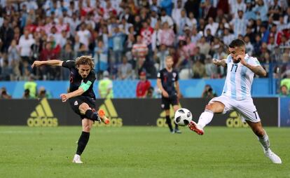 Luka Modric chuta para gol.