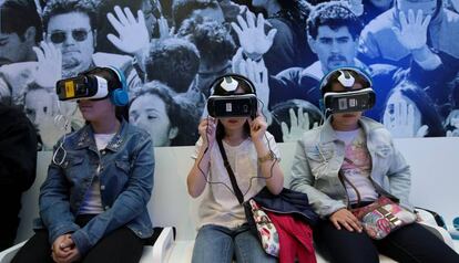 Unos niños disfrutan del reportaje 'Fukushima, vidas contaminadas', en realidad virtual.