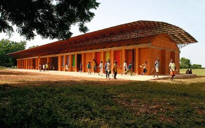 La escuela de tierra que Diébédo Francis Kéré ha levantado en Gando (Burkina Faso).