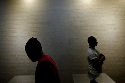 Turistas en el Museo de José Rizal, héroe nacional de Filipinas. El poema que escribió poco antes de ser fusilado, "Mi último adiós", está grabado en la pared en su español original.
