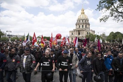 Miles de  personas se manifiestan contra la reforma laboral en Par&iacute;s, Francia, el  17 de mayo.  
