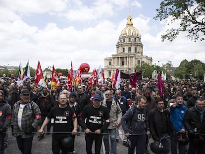 Milhares de pessoas protestam contra a reforma trabalhista em Paris, na França, em 17 de maio.