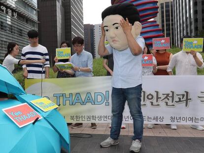 Un grupo de j&oacute;venes conservadores, en una muestra de apoyo al sistema de defensa antimisiles de Estados Unidos en Corea del Sur. 