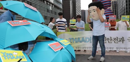 Un grupo de j&oacute;venes conservadores, en una muestra de apoyo al sistema de defensa antimisiles de Estados Unidos en Corea del Sur. 