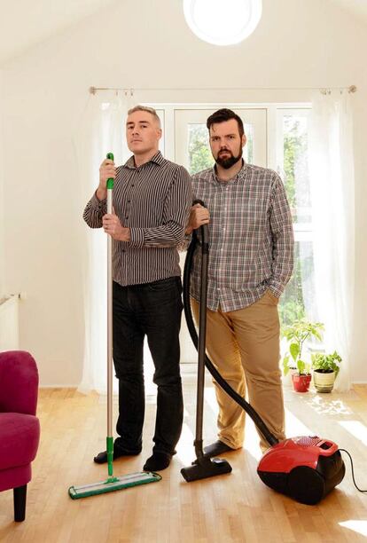 <p><b>Islandia.</b> Raggy Gudmundsson tiene 35 años, y su esposo, Lloyd, 44. Se casaron en una ceremonia religiosa celebrada en Reikiavik durante la Noche de la Cultura de 2012. El enlace entre personas del mismo sexo en Islandia se había aprobado un par de años antes, el 23 de marzo de 2010. La llegada al poder en 2009 de un Gobierno de coalición entre los socialdemócratas y el Movimiento Izquierda-Verde impulsó la elaboración de una ley única de matrimonio, que fue aprobada por 49 votos a favor y ninguno en contra un año después. El mejor ejemplo de la naturalidad con que se aceptan estos enlaces en la sociedad islandesa, recuerda Raggy, lo protagonizaron la entonces primera ministra, Jóhanna Sigurdardóttir, y su pareja, la escritora Jónína Leósdóttir, al casarse el mismo día en que entró en vigor la ley. </p><p> Ambos señalan el año 2001 como el punto de inflexión en el reconocimiento de los derechos de los homosexuales, marcado por la aprobación del matrimonio neutral al género en Holanda. A partir de ese hito, todo ha ido más rápido. Creen que, a pesar del rechazo a las leyes que pretenden reconocer el matrimonio entre personas del mismo sexo, la oposición es testimonial y existe un apoyo mayoritario de la sociedad.</p><p>Texto: M. Carmen Voces</p>