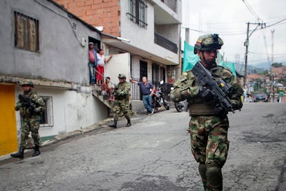 Soldados patrullan a pie los callejones del barrio Comuna 13, en Medellín, Colombia, en abril de 2018. 