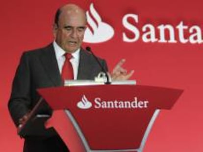 El presidente del Banco Santander, Emilio Botín, durante su intervención en la presentacíón de resultados de la entidad. EFE/Archivo