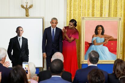 La que fuera pareja presidencial entre 2008 - 2016 posa junto a sus respectivos retratos.