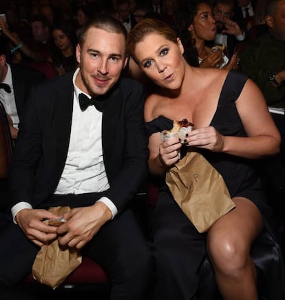 <p>"Amy y Ben han roto su relación tras una reflexión a conciencia y siguen siendo amigos”. Con estas palabras, el representante de la actriz Amy Schumer hacía oficial esta semana la ruptura de la cómica con su pareja de los dos últimos años, Ben Hanisch. La última vez que se les vio juntos fue en los Globos de Oro del pasado mes de marzo. </p> <br> <p> <p "Él fue mi primera conquista. En su fotografía aparecía Ben bailando con su abuela en una especie de boda. Fue muy adorable", dijo la actriz hace un tiempo sobre su pareja. Hoy, apenas queda rastro de él en la cuenta de Instagram de Schumer.</p> <br> <p>