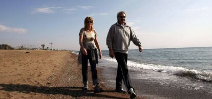 Una pareja de turistas en una playa de Anatolia