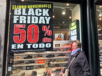 Una tienda de zapatos con descuentos por el Black Friday en el centro de Madrid el 8 de noviembre de 2023.