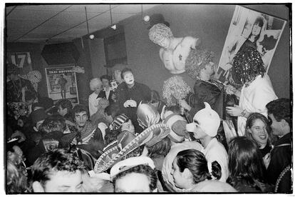 Interior del pequeño bar La Plaza durante una fiesta de carnaval a principios de los años noventa.