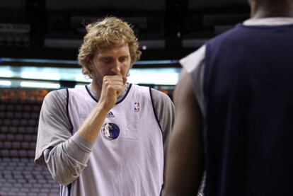 Nowitzti tose durante el calentamiento previo a uno de los partidos contra Miami.