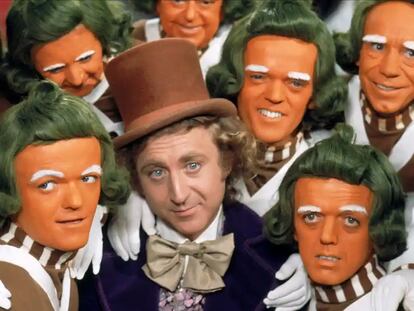 Gene Wyler, caracterizado como Willy Wonka, rodeado de Oompa Loompas en una imagen de la adaptación cinematográfica de 1971 de 'Charlie y la fábrica de chocolate'.