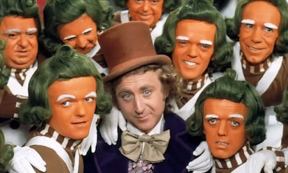 Gene Wyler, caracterizado como Willy Wonka, rodeado de Oompa Loompas en una imagen de la adaptación cinematográfica de 1971 de 'Charlie y la fábrica de chocolate'.