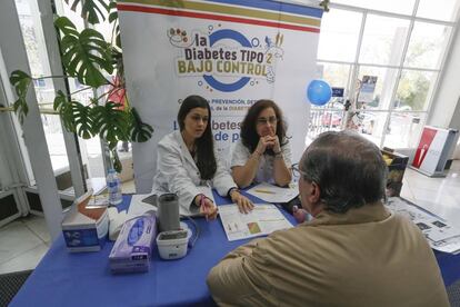 Un voluntario se hace el test de la diabetes en el Hospital Fundación Jiménez Díaz