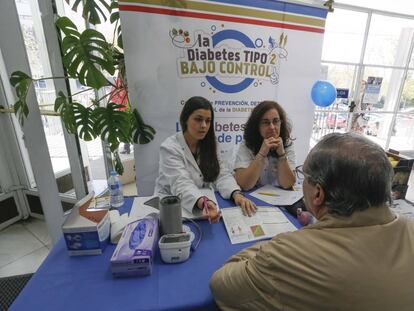 Un voluntario se hace el test de la diabetes en el Hospital Fundaci&oacute;n Jim&eacute;nez D&iacute;az