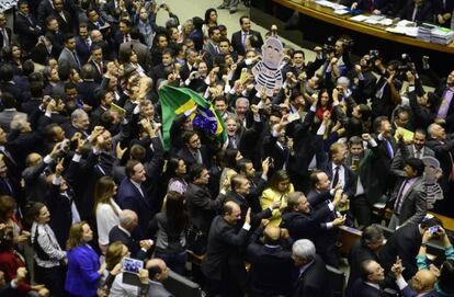 Deputados comemoram aprovação da comissão de impeachment.