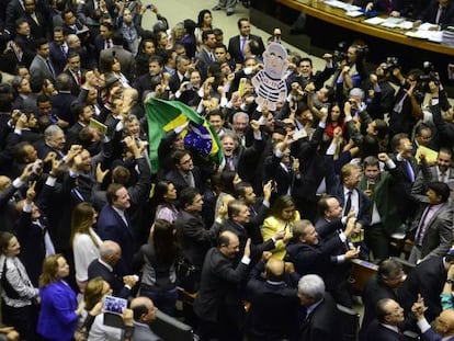 Deputados comemoram aprovação da comissão de impeachment.