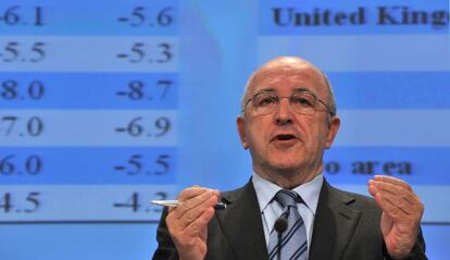 El comisario Económico y monetario de la Unión Europea, Joaquín Almunia, presenta las previsiones económicas en Bruselas.