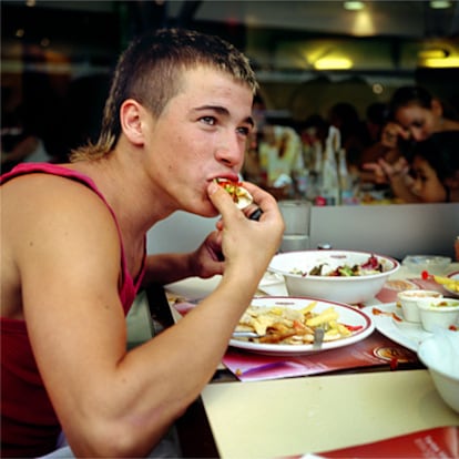 Voraz comedor de sándwiches, al joven Juan José Ballesta le gusta el cine, Parla y lucir grandes anillos de oro.