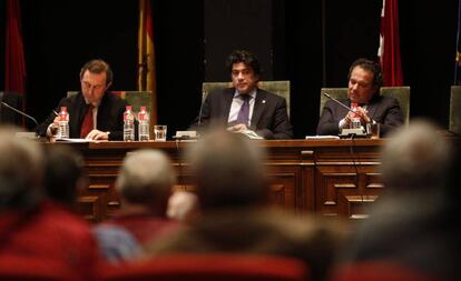 El alcalde de Alcorcón (en el centro), en un pleno municipal en enero.