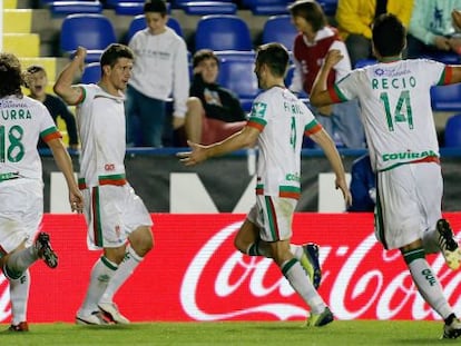 Piti festeja el gol con sus compa&ntilde;eros.