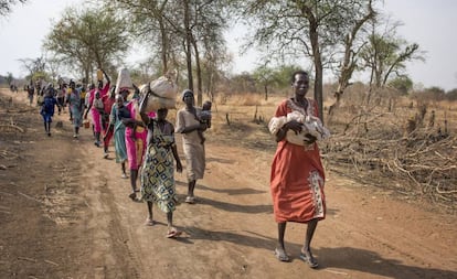 Sursudaneses caminan durante horas para llegar a un puesto de distribuci&oacute;n de comida en el norte del pa&iacute;s el pasado abril.