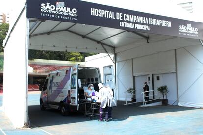 Paciente chega ao hospital de campanha do Ibirapuera.