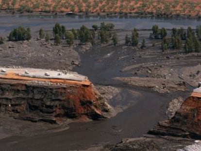 Parte del embalse por donde se produjo la fuga de lodos tóxicos en Aznalcóllar.