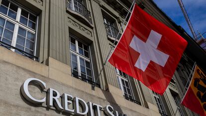 Una bandera suiza ondea en la sede de Credit Suisse en Berna, el pasado 15 de noviembre.