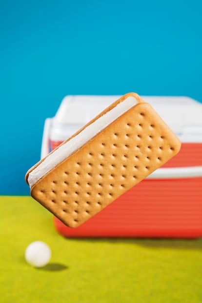 ¡Vaya corte!
En las comidas familiares de los setenta triunfaba el corte helado de tres gustos: vainilla, nata y chocolate. La gracia era que para prepararlo había que comprar galletas de oblea y una barra de helado de la que se cortaban porciones tan gruesas como cada uno quería. El sándwich de galleta y nata es su primo hermano, viene ya preparado y listo para tomar.