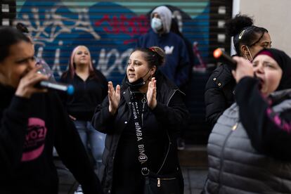 Un grupo de vecinos concentrado el pasado 14 de febrero para intentar paralizar un desahucio en Barcelona.