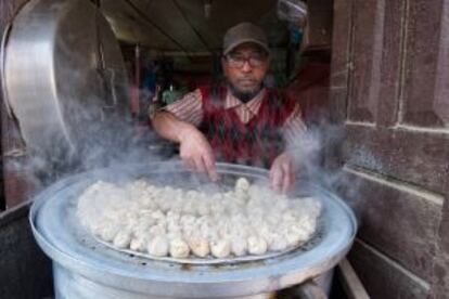 Cocinando los tradicionales 'momos' en un restaurante de Katmandú, en Nepal.