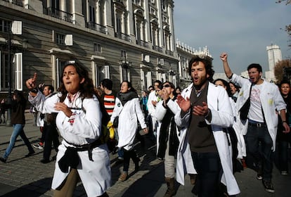 Las protestas se intensificaron en 2012. A la espera de ser rescatado, el país lleva un año al borde del precipicio. Impuestos al alza. Abaratamiento del despido. Recortes masivos. Los sanitarios, con sus batas blancas, han sido los penúltimos en unirse a las mareas ciudadanas y profesionales de protesta que inundan las calles españolas. Los planes de privatización de la gestión de varios hospitales públicos por parte de la Comunidad de Madrid han provocado la masiva adhesión del colectivo médico a semanas de paros en los centros de la región en defensa de la sanidad pública. Esta presión logró dar marcha atrás al proyecto de conversión del hospital general de La Princesa en un geriátrico, mientras que el Tribunal Constitucional rechazó en un auto, aún no definitivo, la pretensión del Gobierno de dejar sin tarjeta sanitaria a los inmigrantes sin papeles.