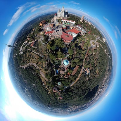 El parc d'atraccions del Tibidabo (en primer terme) juntament amb el temple del Sagrat Cor i, al fons, la torre de Collserola.