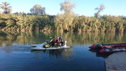 Miembros del Grupo Especial de rescate (GERA) durante el rastreo por la superficie del río.