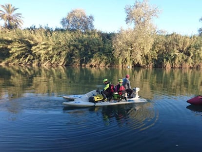 Miembros del Grupo Especial de rescate (GERA) durante el rastreo por la superficie del río.